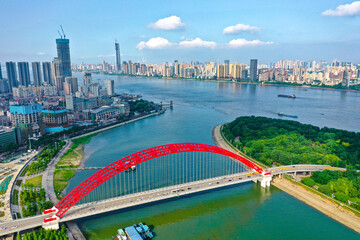 Naklejka premium Aerial View of Red Hell Gate Bridge Across East River, NYC