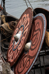 Bemalte Wikingerschilde mit Ornamenten und Buckel, Rundschild