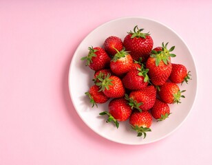 お皿に乗った苺
