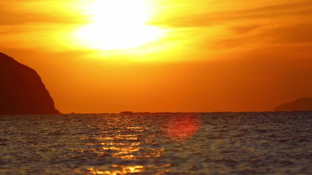 the sun is sinking into the sea. possible to accelerate the image stream.