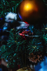 Decoración navideña en el interior de una casa.