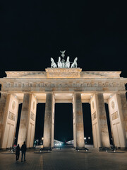 Obraz premium Brandenburg Gate illuminated at night in Berlin, Germany