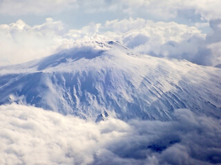 Maestosa Veduta Aerea del Monte Etna Innevato sopra le Nuvole 126