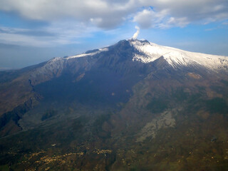 Vista Aerea Invernale del Monte Etna Innevato con Milo in Contesto rurale 567