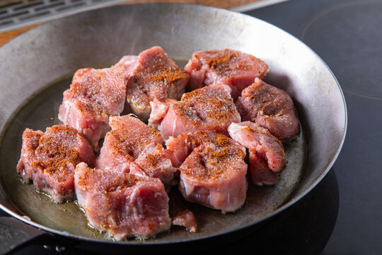 St&uuml;cke vom Schweinefilet in gusseiserner Pfanne