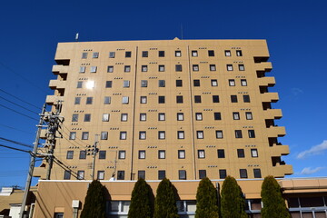 高層ビルの窓と壁面 © FRANK