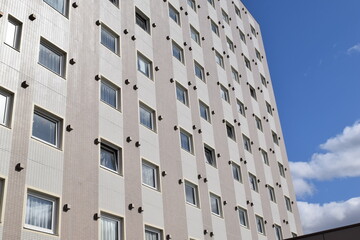 高層ビルの窓と壁面 © FRANK