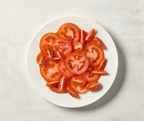 plate of sliced tomato