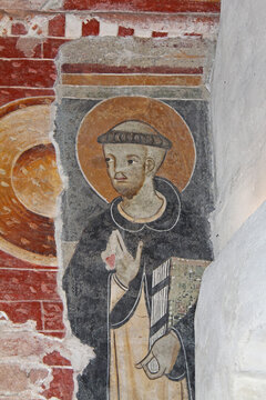 Santo sacerdote; affresco nel deambulatorio del Duomo di Ivrea