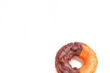 オールドファッションドーナツ - チョコレートでコーティングされた、おいしそうなドーナツ
