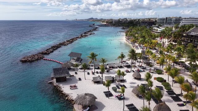 Video 4K 60FPS Cinematogr&aacute;fico: Vuelo sobre Mambo Beach, Curazao y complejo tur&iacute;stico.