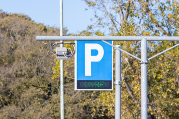 Fototapeta premium Electronic parking sign showing livre - free -