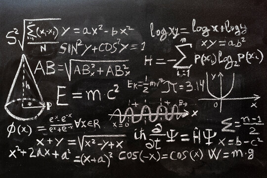 Operaciones matem&aacute;ticas y formulas de f&iacute;sica cu&aacute;ntica escritas con una tiza en la pizarra