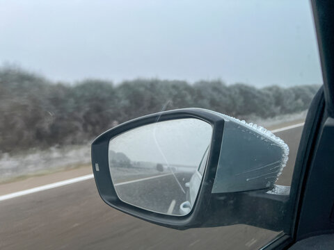 espejo retrovisor helado por ir conduciendo bajo cero