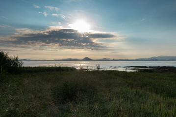 早朝の琵琶湖　昇る太陽　静かな湖面　滋賀県大津市