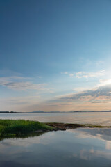 早朝の琵琶湖　昇る太陽　静かな湖面　滋賀県大津市