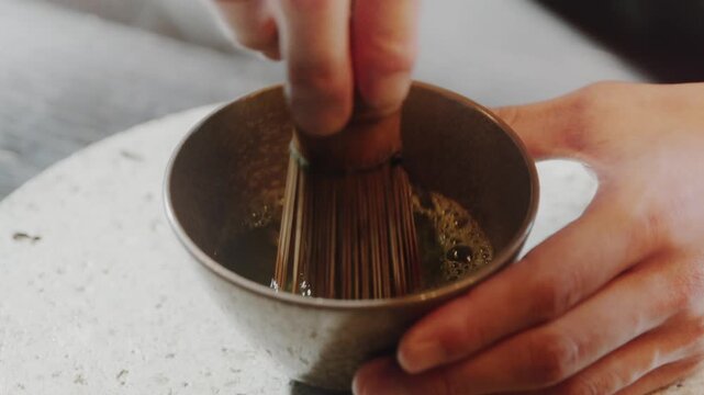 抹茶を立てる手元　日本・文化・和風・茶道