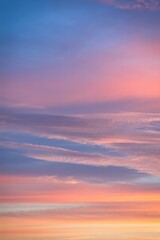 Fototapeta premium Pastel sunset sky with wispy clouds over the ocean