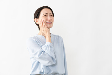 長袖シャツを着ている女性　ライフスタイルイメージ