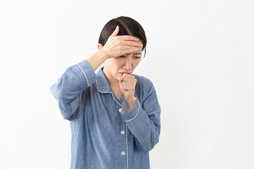 パジャマを着ている女性　ライフスタイルイメージ