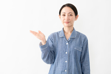 パジャマを着ている女性　ライフスタイルイメージ