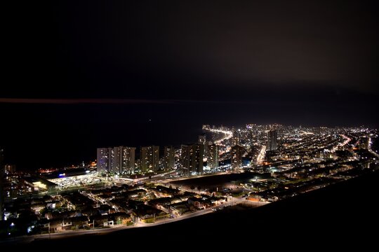 La ciudad de Iquique ubicada al norte de Chile durante la noche.
