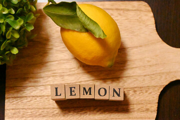 「LEMON」のアルファベット文字ブロック