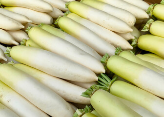 マーケットにならべられた、たくさんの大根