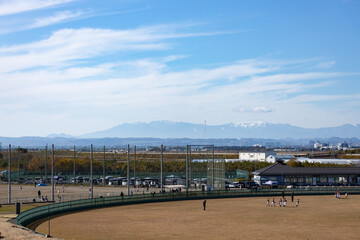 蔵王連峰を眺める秋の仙台市海岸公園野球場