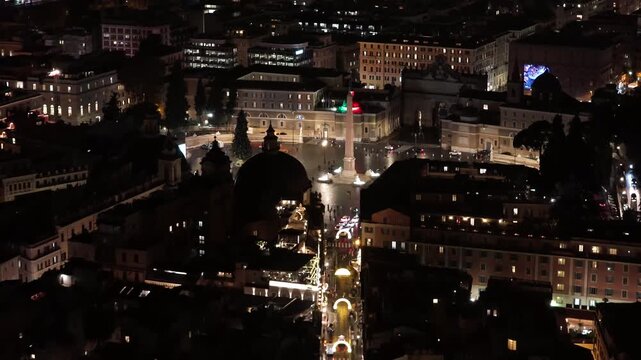 Natale 2025, vista aerea panoramica del centro di Roma illuminato dalle decorazioni Natalizie.
Piazza del Popolo e Via del Babuino con le decorazioni natalizie.