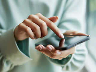 スマホを操作する女性の手元 A close-up of a woman's hands operating a smartphone Generative AI