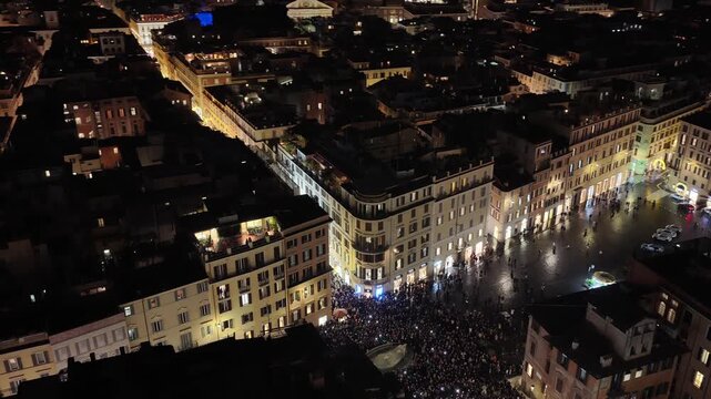 Natale 2025, vista aerea panoramica di piazza di Spagna a Roma gremita di persone. 
I festeggiamenti del Natale in piazza, con l'albero e le decorazioni natalizie del centro della citt&agrave;