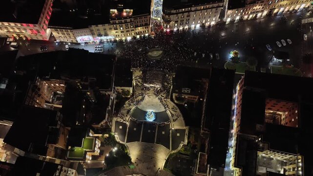 Natale 2025, vista aerea panoramica di piazza di Spagna a Roma gremita di persone. 
I festeggiamenti del Natale in piazza, con l'albero e le decorazioni natalizie del centro della citt&agrave;