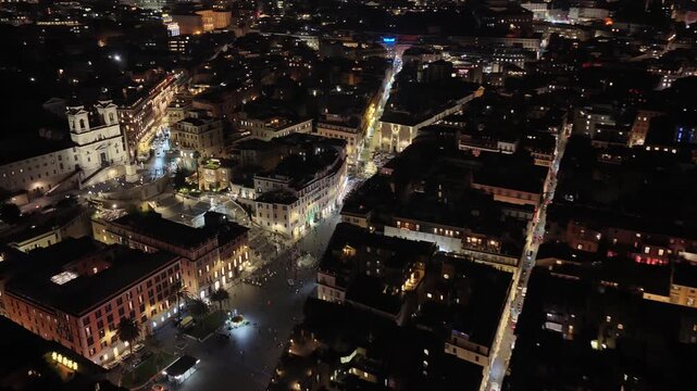 Natale 2025, vista aerea panoramica di piazza di Spagna a Roma gremita di persone. 
I festeggiamenti del Natale in piazza, con l'albero e le decorazioni natalizie del centro della citt&agrave;