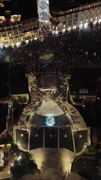 Natale 2025, vista aerea panoramica di piazza di Spagna a Roma gremita di persone. 
I festeggiamenti del Natale in piazza, con l'albero e le decorazioni natalizie del centro della citt&agrave;