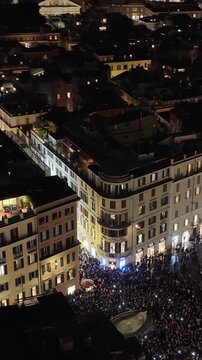 Natale 2025, vista aerea panoramica di piazza di Spagna a Roma gremita di persone. 
I festeggiamenti del Natale in piazza, con l'albero e le decorazioni natalizie del centro della citt&agrave;