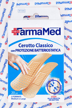 FarmaMed Cerotto Classico box with antibacterial protection shown on medical bandages, highlighting wound-care packaging, hygienic design, and everyday first-aid product presentation.