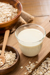 オーツ麦から作られた植物性ミルクのナチュラル食材