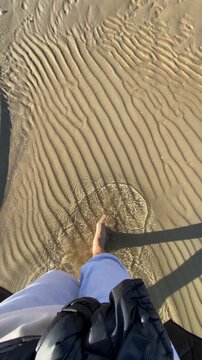 A piedi nudi sulla sabbia 
