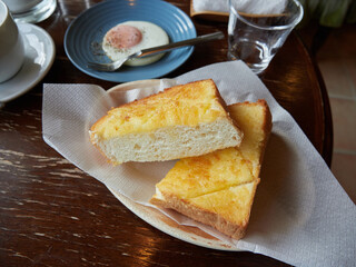 朝の店の朝食モーニングセットのフレンチトーストと卵焼きの様子