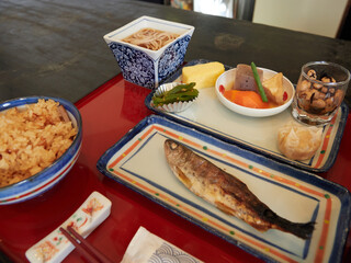 日本の観光地のホテルの朝食の焼き魚定食の様子