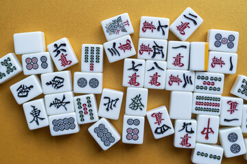 Fototapeta na wymiar 金色背景に並ぶマージャン牌 