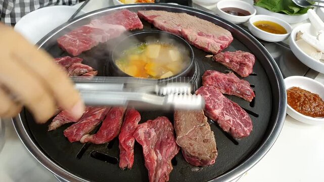 뚝배기 된장국과 소고기를 함께 굽는 한국식 바비큐