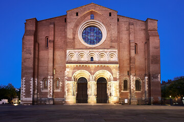 Obraz premium Rosace with its new stained glass and principal entrance of Saint Sernin Cathedral of Toulouse at blue hour