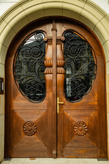 Ozdobne drzwi kamienicy w Rzeszowie. 