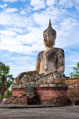 Obraz premium Ancient sculpture of a seated Buddha on the early morning. Ruins buddhist temple of Wat Mae Chon. Sukhothai, Thailand 