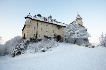 Sonnenaufgang über der verschneiten Burg Teck. Baden-Württemberg, Deutschland.