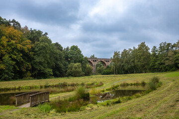 Salzb&ouml;detal mit Blick auf altes Eisenbahnviadukt.