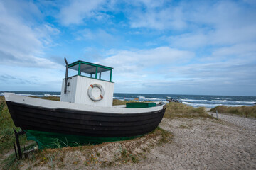 Altes Boot am Strand von Zingst.