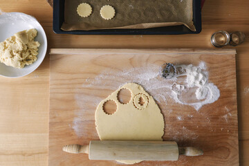 Draufsicht auf einen rohen ausgerollten Keks Teig mit einem Nudelholz. Weihnachten, backen.